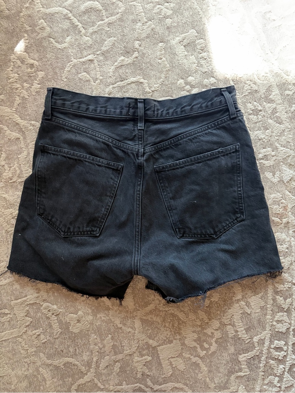AGOLDE 90s Crop High-Rise Black Denim Cutoff Shorts - Picture 4 of 4